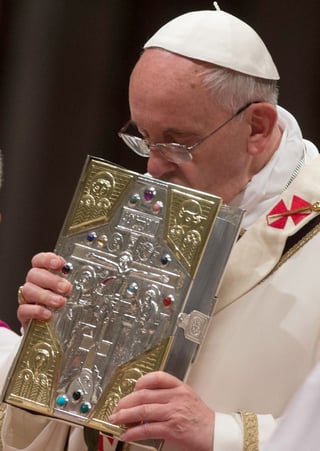 Petición. El Papa Francisco celebra la vigilia de Pascua en el Vaticano y pidió a la gente redescubrir la dirección de su vida.