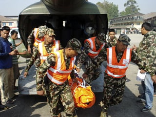 El ejército nepalí lográ trasladar un cuerpo.