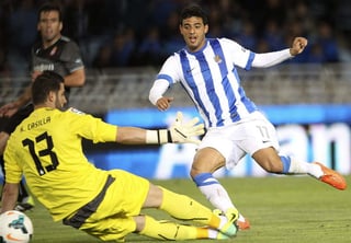 El delantero mexicano de la Real Sociedad, Carlos Vela (d), marca el segundo gol ante el portero Francisco Casilla. (EFE)