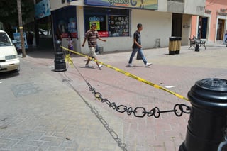 Robos. Aunque se ubican sobre la calle de la presidencia municipal se llevaron algunas  cadenas del Paseo Peatonal. 