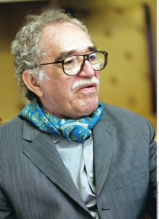 Gabriel García Márquez posó para Moda! en 2008 con una mascada de Pineda Covalin.