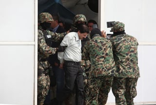 Detención. Militares conducen al máximo dirigente del cártel de Sinaloa, Joaquín 'El Chapo' Guzmán.