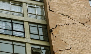 Daños. En la fotografía se pueden apreciar los daños que ocasionó el sismo a uno de los edificios de la Ciudad de México. 