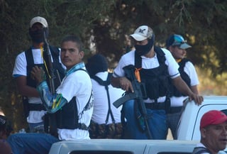 Grupos. Grupos de autodefensas fotografiados mientras se movilizan hacia la capital de Michoacán, Morelia (México).