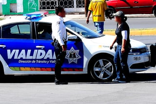 Sancionados. Tres agentes de Tránsito y Vialidad fueron suspendidos de manera 'temporal' el pasado viernes por intentar infraccionar a turistas en la zona urbana de Torreón.
