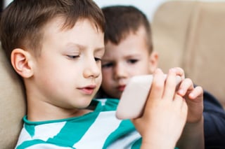Aconsejan. Expertos explican que el uso de teléfonos inteligentes así como tabletas con Internet pueden representar un riesgo para los niños al acceder a páginas inapropiadas para su edad.