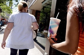 Los especialistas advierten que el nuevo etiquetado aumenta el riesgo de obesidad y diabetes y puede anular los propios beneficios del impuesto a las bebidas azucaradas. (ARCHIVO)