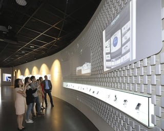 Ubicado en la denominada 'Ciudad Samsung', en la localidad Suwon (sur de Seúl), el Samsung Innovation Museum ('S/I/M') reúne 'una colección de obras maestras históricas sobre la innovación en electrónica'. (EFE)
