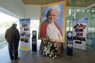 Serán santos. El Papa Juan Pablo II será canonizado junto a Juan XXIII el próximo domingo.