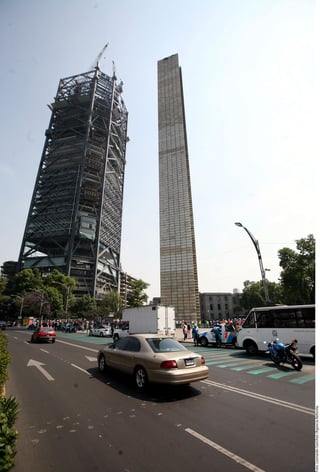 Monumento. Vista frontal de la 'Estela de Luz', que se encuentra en la Ciudad de México. 