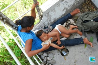 Fenómeno social. Fotografía de una madre migrante centroamericana y su pequeño hijo viajando en el tren La Bestia.