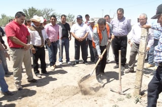 Obras. Iniciaron las obras de ampliación de red de agua potable  y electrificación en el ejido Batopilas. (CORTESÍA)