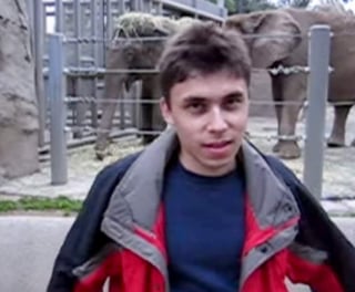 De acuerdo con la descripción del video “Me at the zoo”, o “Yo en el zoológico” subido a la web un 23 de abril de 2005, cuenta ahora con más de 14 millones de visitas. (YouTube) 
