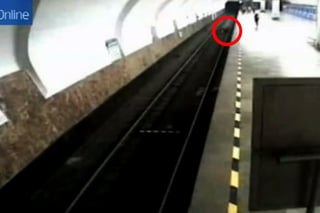 La pequeña cayó directo a las vías del tren, con el peligro de que una máquina pasara en ese momento. (YouTube)