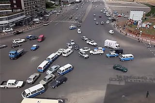 La forma en que circulan los autos en el centro de Etiopía ha llamado la intención a nivel internacional. (YouTube)