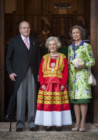 Premio. Elena Poniatowska posa acompañada por los Reyes en la Universidad de Alcalá de Henares.