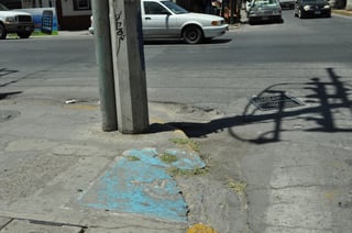 Peligro. La rampa ubicada en la esquina de la avenida Acuña y Morelos, es una de las más riesgosas debido a su deterioro.