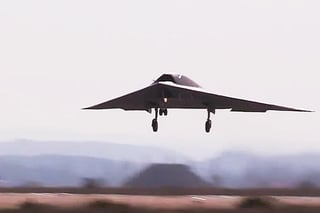 El modelo francés ha cautivado por su capacidad para maniobrar a grandes alturas y a la par de grandes cazas y aviones veloces. (YouTube)