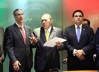 Reunión. El presidente de CEN del PRD, Jesús Zambrano y legisladores.