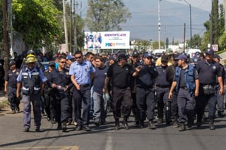 Marchan. Los policías estatales que fueron cesados marcharon por la principal avenida de la ciudad hasta el Congreso del estado.