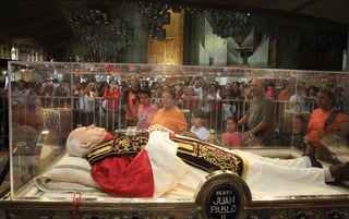 Luego en una procesión, encabezada por una reliquia y una réplica en cera del papa Juan Pablo II inició una misa de acción de gracias a la que asistieron centenas de mexicanos. (Archivo)
