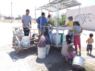 Agua. Vecinos del fraccionamiento San Carlos encontraron una toma donde salía un poco de agua e hicieron un pozo para llenar tinas.