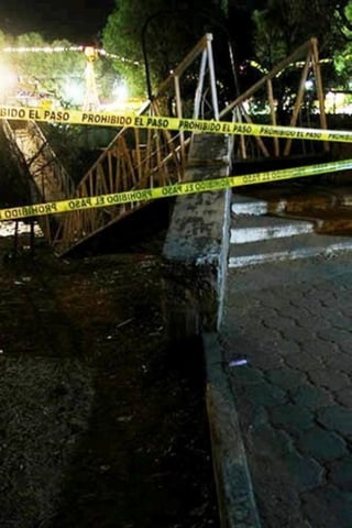 Incidente. Un puente peatonal en las inmediaciones de la Feria de la Primavera en Jerez colapsó la noche del viernes pasado.
