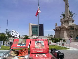 Los familiares de personas desaparecidas armaron una protesta para exigir apoyo de las autoridades de todos los niveles, pero en esta ocasión en la Plaza Mayor. 