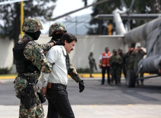 Detención. Militares mexicanos conducen al máximo dirigente del cártel de Sinaloa, Joaquín 'El Chapo' Guzmán.