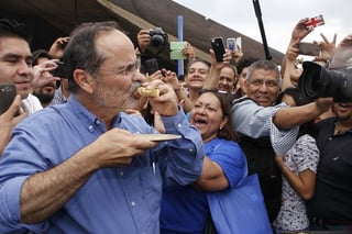 Campaña. De gira por Iztapalapa, el candidato a la dirigencia del PAN, Gustavo Madero, comió un taco de cordero. (EL UNIVERSAL)