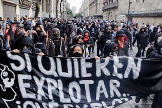 Protestas. Un grupo de los llamados 'anarquistas' marchan hacia el zócalo, a su paso realizó pintas y dañó comercios. (EL UNIVERSAL)