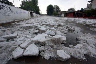 Daños. La intensa granizada azotó la ciudad de Xalapa. (NOTIMEX)
