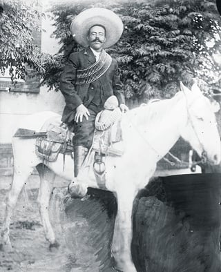 
Después de insurreccionarse públicamente contra Madero y buscar adherirse a los 'colorados' en Chihuahua, Pancho Villa fue despreciado y perseguido por los propios orozquistas, como elemento indeseable para su causa.