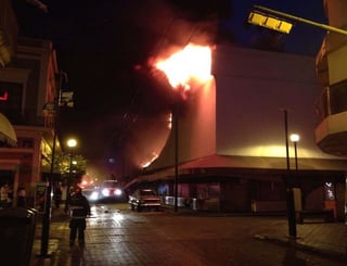 Siniestro. El segundo piso del Mercado Corona se incendió ayer domingo.