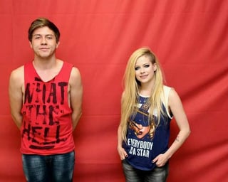 Separados. Fanáticos recibieron la indicación de no poder tocar ni abrazar a Avril Lavigne.
