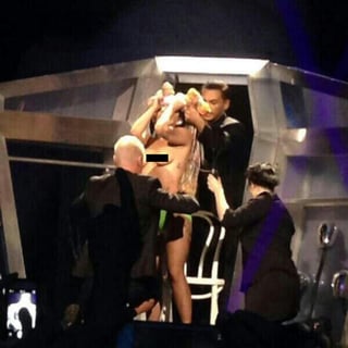 Lady Gaga quedó desnuda en el escenario de su nueva gira al cambiarse de vestuario enfrente de su público. (Twitter) 