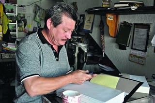 Trabajo. Jonathan Luna Cano trabaja en la imprenta, que era de su padre, desde que era adolescente.
