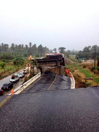 El puente El Cuajlote, en Tecpan de Galeana a la altura de Tenexpa colapsó tras el sismo de 6.6 grados Richter. (Twitter) 