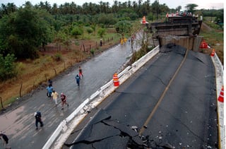 Daños. Una de las principales afectaciones reportadas en Tecpan de Galeana fue el colapso del Puente El Cuajilote. (AGENCIA REFORMA)