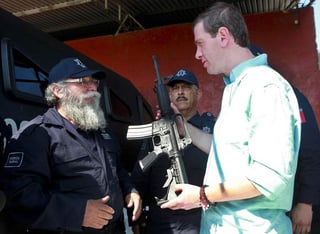 Alfredo Castillo, le entregó dos armas de fuego a Estanislao Beltrán, vocero general de los grupos de autodefensa. (El Universal) 