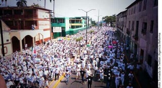 Repiten manifestación. La mayoría de los asistentes a la manifestación viste ropa blanca y algunos portan pancartas.