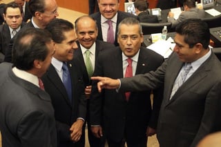 Congreso. Los senadores del PRI, Emilio Gamboa Patrón y del PAN, Jorge Luis Preciado, dialogan con varios diputados.