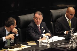 Congreso. El presidente del Senado, Raúl Cervantes, con los diputados Héctor Gutiérrez de la Garza del PRI y Marco Aguilar Vega.