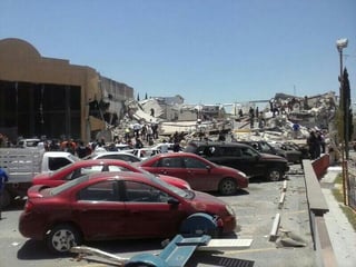 Cientos de vehículos están dañados y hay un restaurante colapsado. (Twitter)