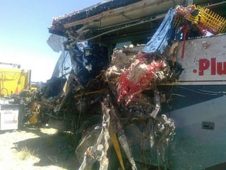 El accidente en la vía Fresnillo–Cuencamé entre un vehículo de pasajeros y un tractor que transportaba pollos causa seis muertes y 18 lesionados. (El Siglo de Torreón)
