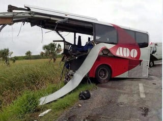  El choque de un autobús de pasajeros ADO y una pipa de doble caja que transportaba diesel dejó un saldo de 10 muertos y cuatro heridos.