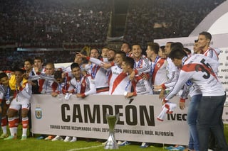 Jugadores de River Plate festejan la obtención de su título número 35 luego de vencer por 5-0 a Quilmes. (EFE)