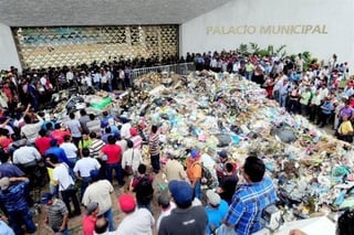 Empleados de limpia tiraron toneladas de basura frente al Palacio Municipal de Villahermosa para exigir mejores condiciones laborales. (Twitter)