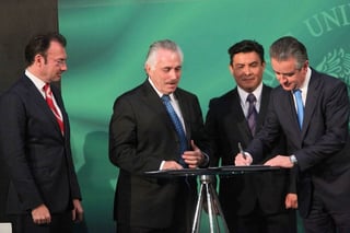 Economía. De izquierda a derecha, Luis Videgaray, Jacques Rogozinski y Luis Peña Kegel durante el lanzamiento del programa.