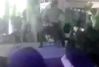 En el video se observa a algunas madres que suben al escenario para formar parte del show, y a otras gritando y aplaudiendo. (YouTube)
